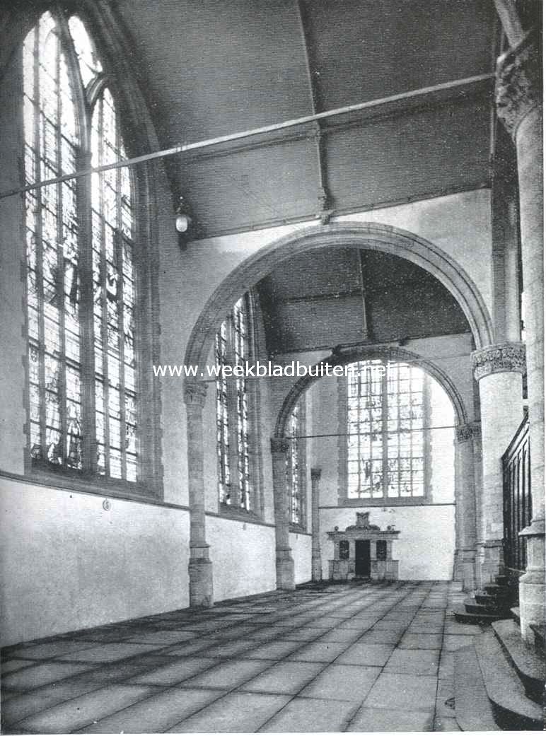 Kijkje in een zijbeuk van de St. Janskerk te Gouda, met gebrandschilderde glazen door Dirk en Wouter Crabeth