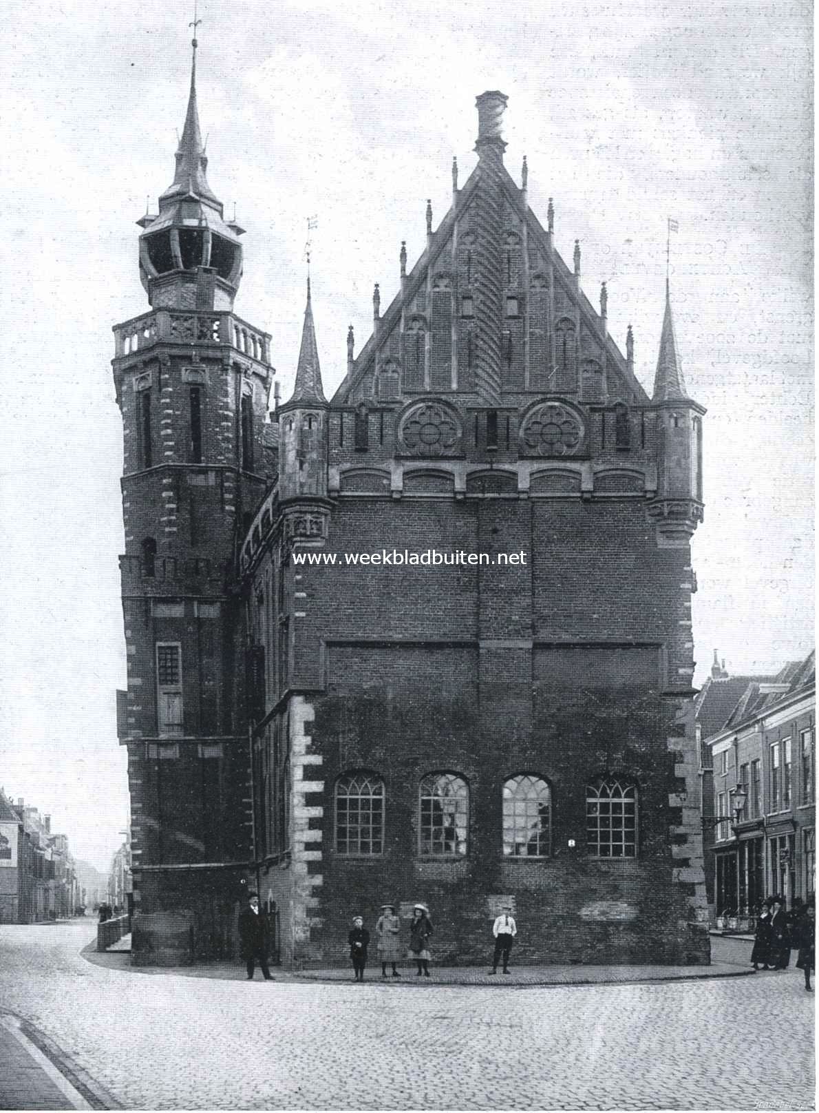 De noordelijke gevel van het oude raadhuis te Kampen. De ronde houten ramen zijn in 1916 door kruisvensters vervangen