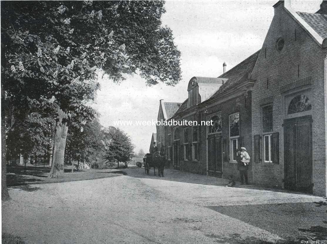 Koetshuis en dienstwoningen aan het voorplein van het kasteel Nederhorst