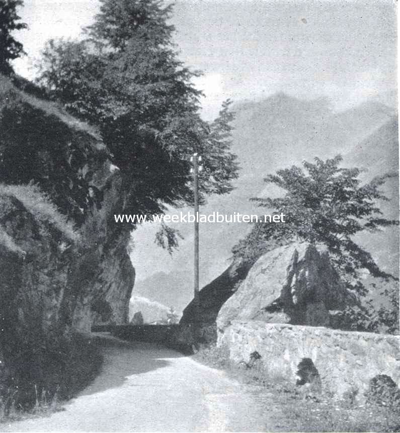 De Bristenstrasze met terugblik in het Kreuztal