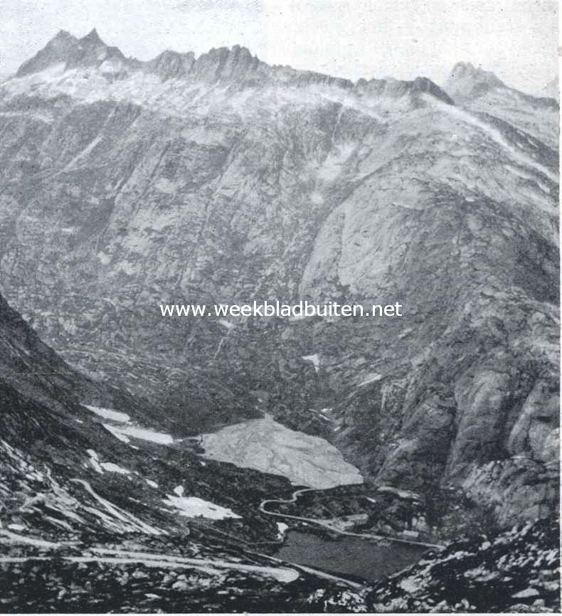 Van de Naegelisgraetli omlaag naar de Grimselsee. Aan de westzijde van het Aardal de bergen van het Berner Oberland met den Finsteraarhorn