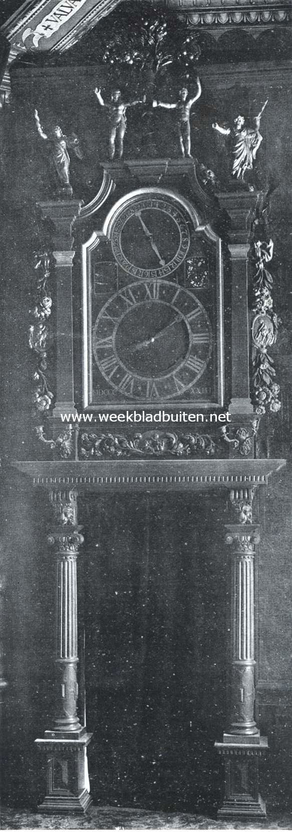 Het Stadhuis te Venlo. Klok in de raadzaal met beelden van Adam en Eva