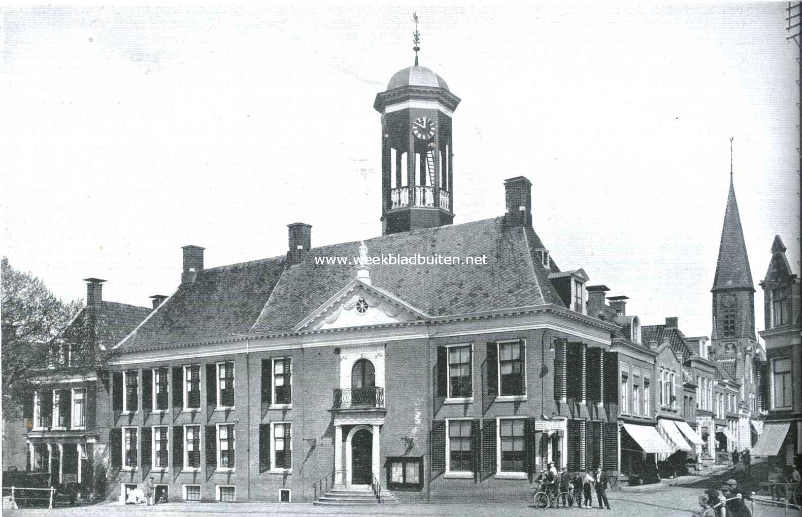 Het stadhuis te Dokkum. Rechts op den achtergrond der toren der R.K. kerk, werk van Dr. Cuypers