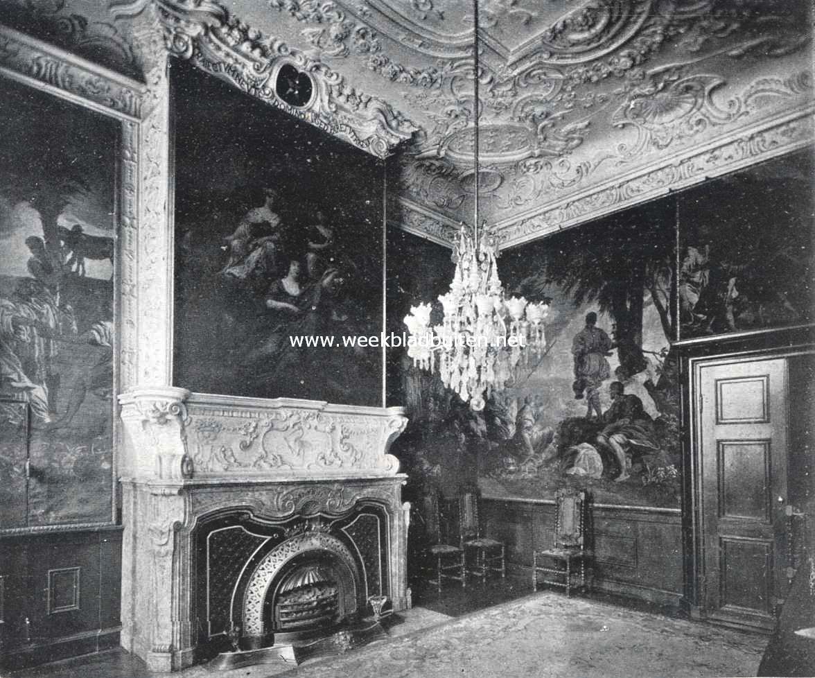 Het stadhuis van Maastricht. Hoek van de Audintiezaal of Prinsenkamer, waar ook de deftige trouwpartijen plaats hebben, met zeer fraaie gobelins vervaardigd door F. van den Borcht pl.m. 1736, voorstellende verschillende tafereelen uit de geschiedenis van Mozes en het Joodsche volk. Het schoorsteenstuk is door Th. Van der Schuer vervaardigd in 1704 en stelt allegorisch de tweeheerigheid van Maastricht voor