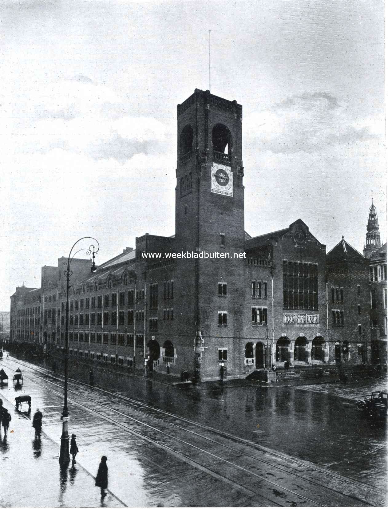 De drie Koopmansbeurzen te Amsterdam. Voorgevel en Damrakzijde van de Nieuwe Beurs van Koophandel met den 42 M. hoogen klokketoren