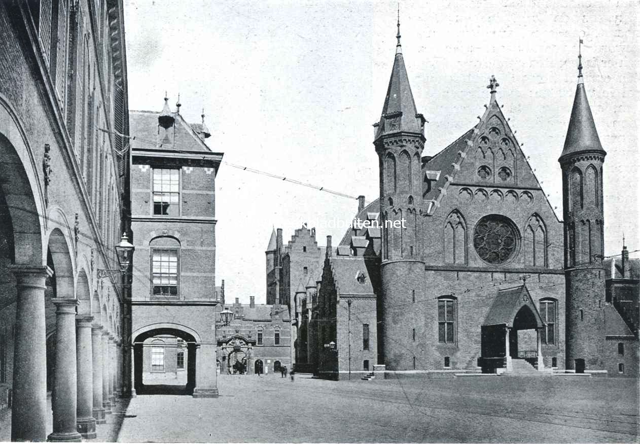Het Binnenhof. Gezicht op de Groote- of Hofzaal aan het Binnenhof, links de Binnenpoort. Rechts daarachter de Haagtoren van het Grafelijk verblijf