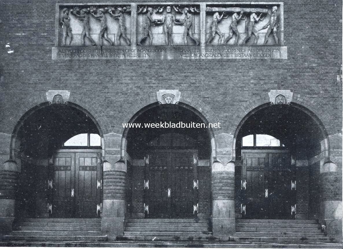 De drie Koopmansbeurzen te Amsterdam. Hoofdingang der Nieuwe Beurs met relief-versiering van L. Zijl