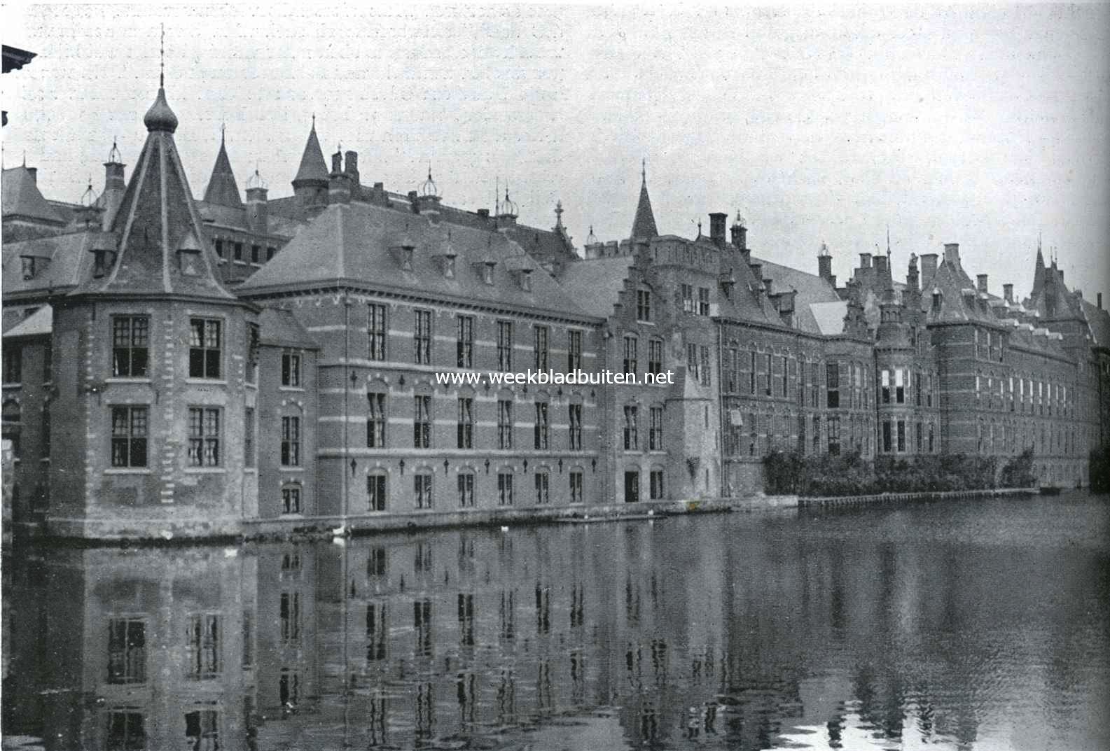 Het Binnenhof. De gebouwen van het Binnenhof aan de zijde van de Vijver. Van links naar rechts: het 
