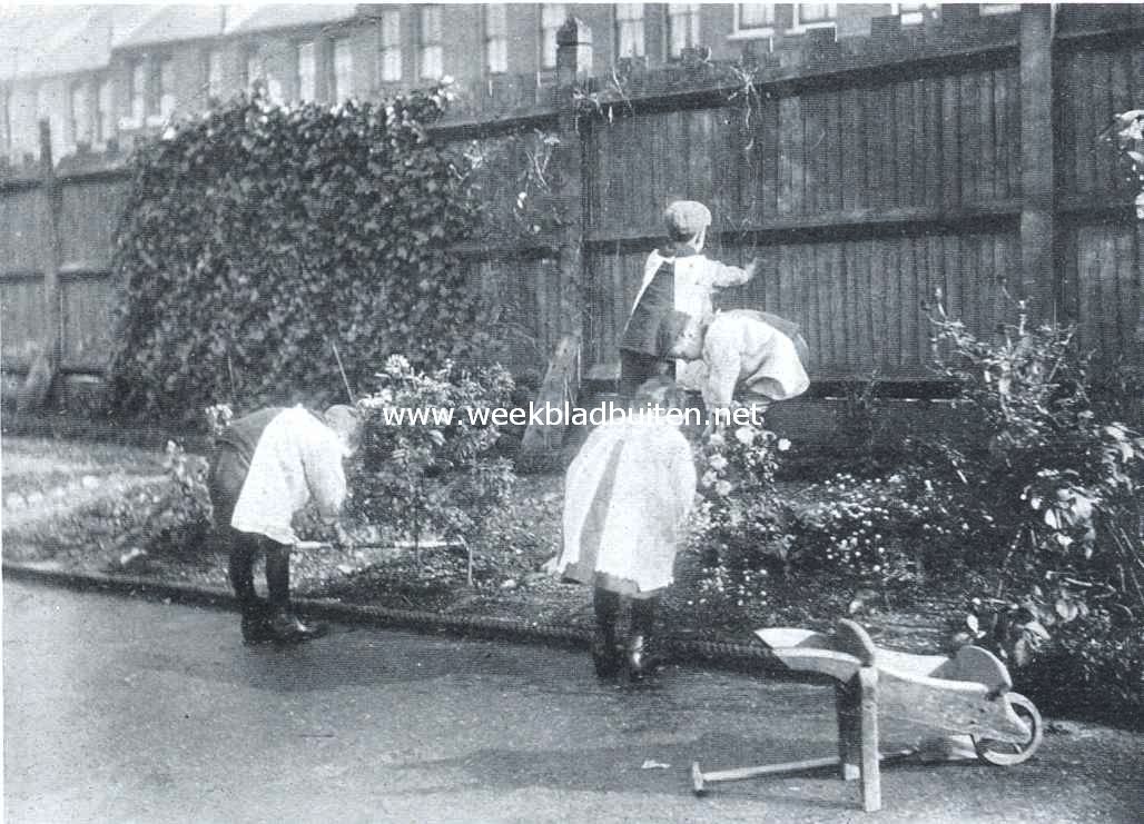 Een typisch Engelsche bewaarschool. Kinderen aan het tuinieren