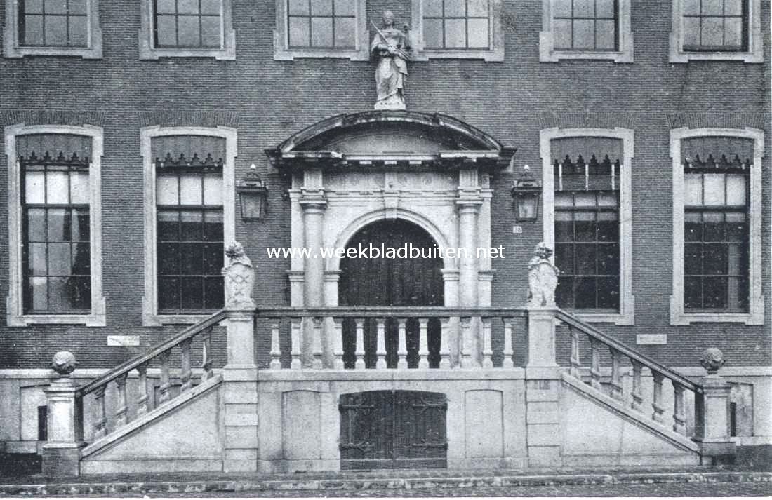 Stoep en ingang van het stadhuis te Breda