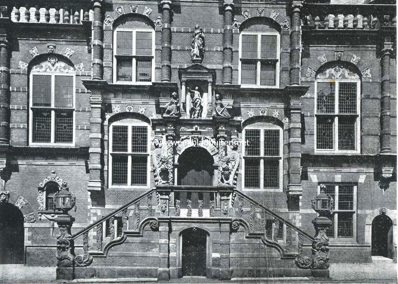 Het Stadhuis te Bolsward. Dtail van den voorgevel