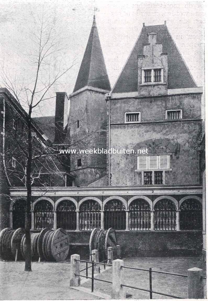 's Gravenstein te Leiden. De oude 13de eeuwsche steen met de loggia van 1605