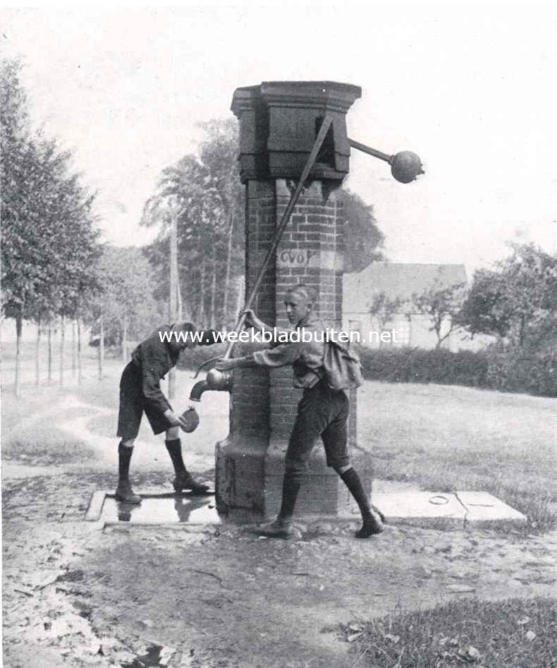 Kampeerende jongens, water halend aan de dorpspomp te Garderen