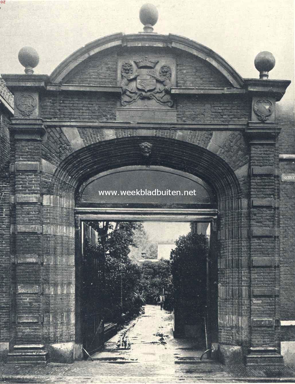 De poort van het Bisschops- of Stadhouderlijk Hof aan de Servetsteeg te Utrecht