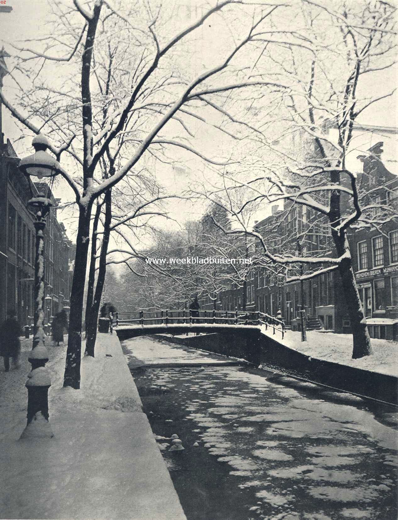 Winter aan den Oudezijds Achterburgwal te Amsterdam