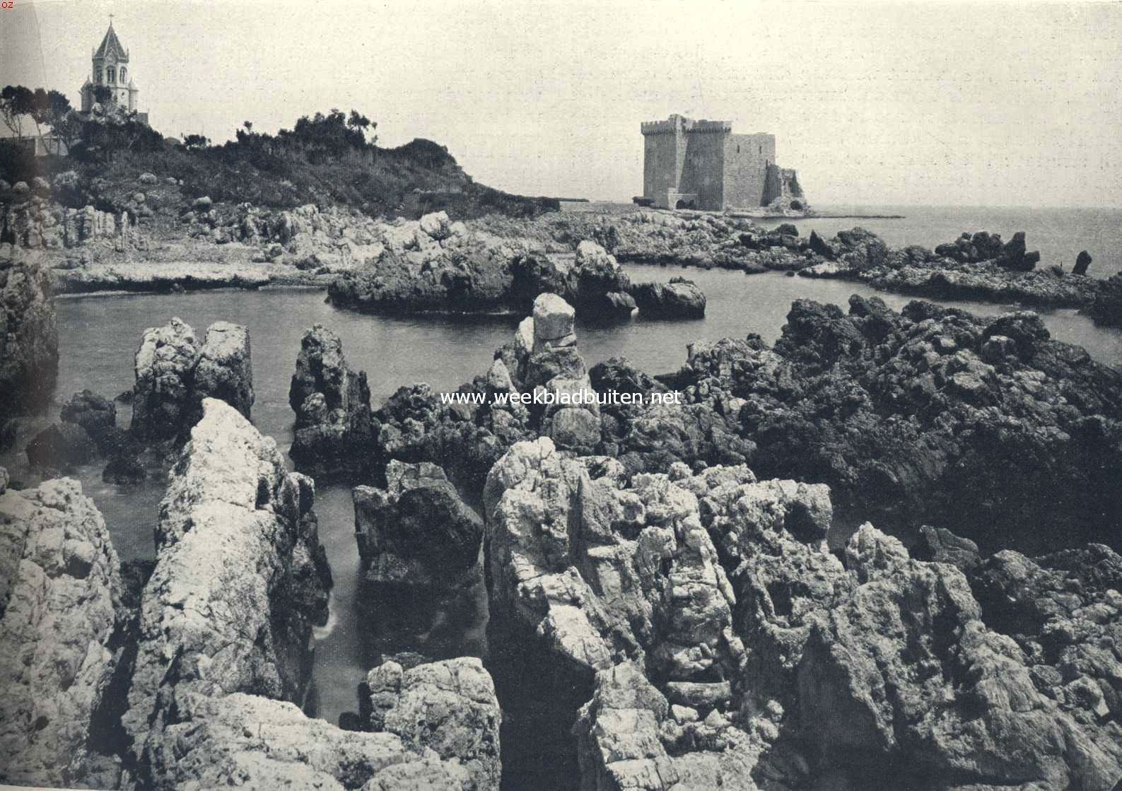 Rotsformaties en plantengroei aan de Azuurkust. Phantastisch gemodelleerde rotsen van dichten Jurakalksteen aan de kust van het kleine eiland St. Honorat. Rechts de rune van het oude fort, in de 12de eeuw gebouwd voor de verdediging tegen de Saracenen; links de gerestaureerde kerk