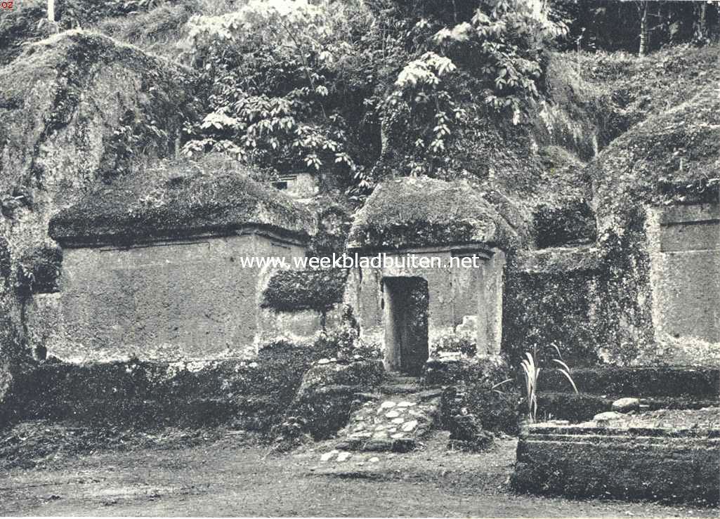 Bali. Ingang van het Boeddhistische rotsklooster bij Tampak Siring (Zuid-Bali)