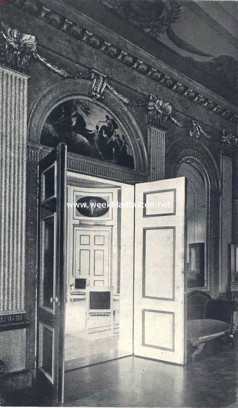 'n Haarlemsche patricirswoning. Kijkje van de eetzaal in de gouden zaal