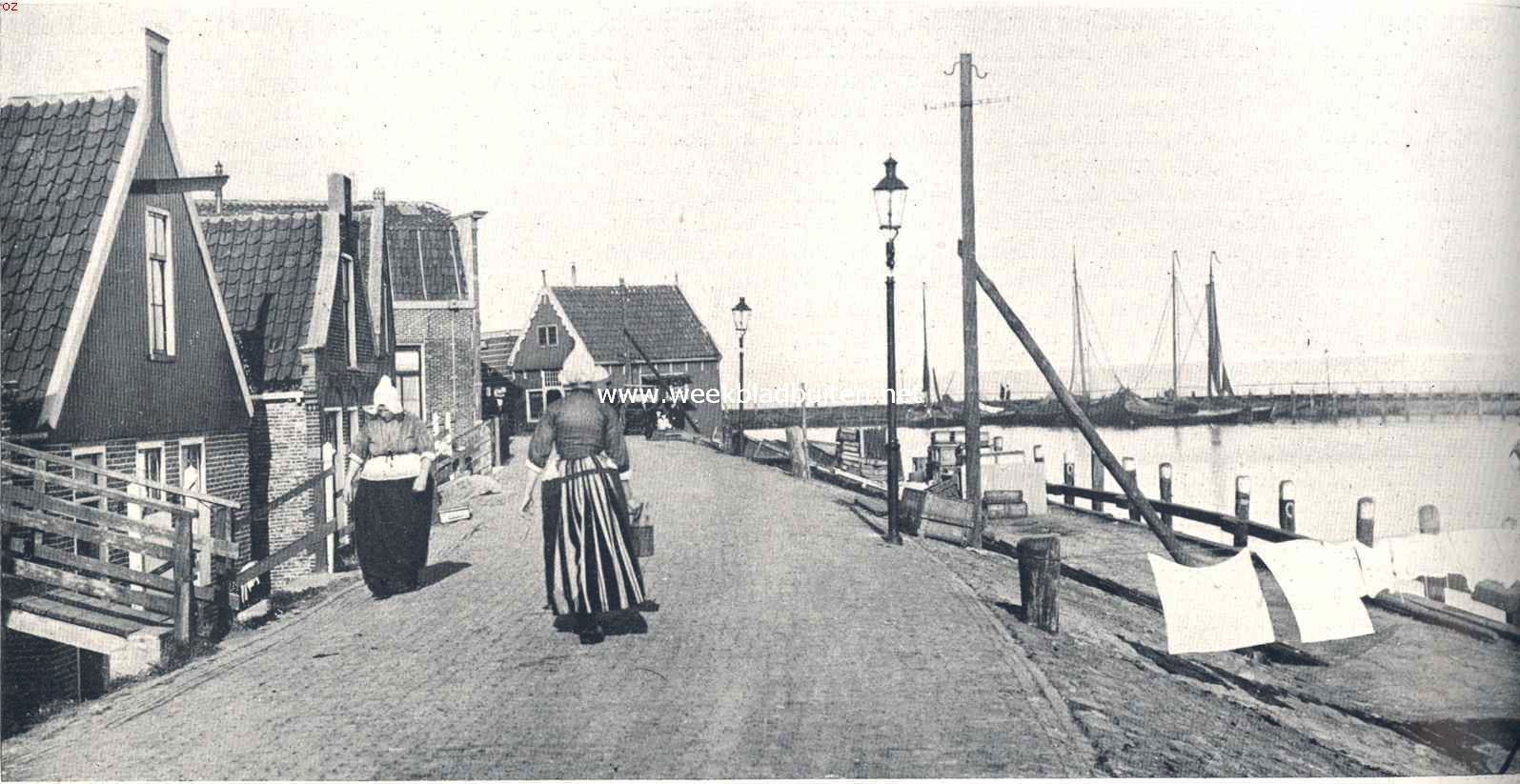 Volendam en de haringvangst. De stille havendijk, als schepen naar zee zijn