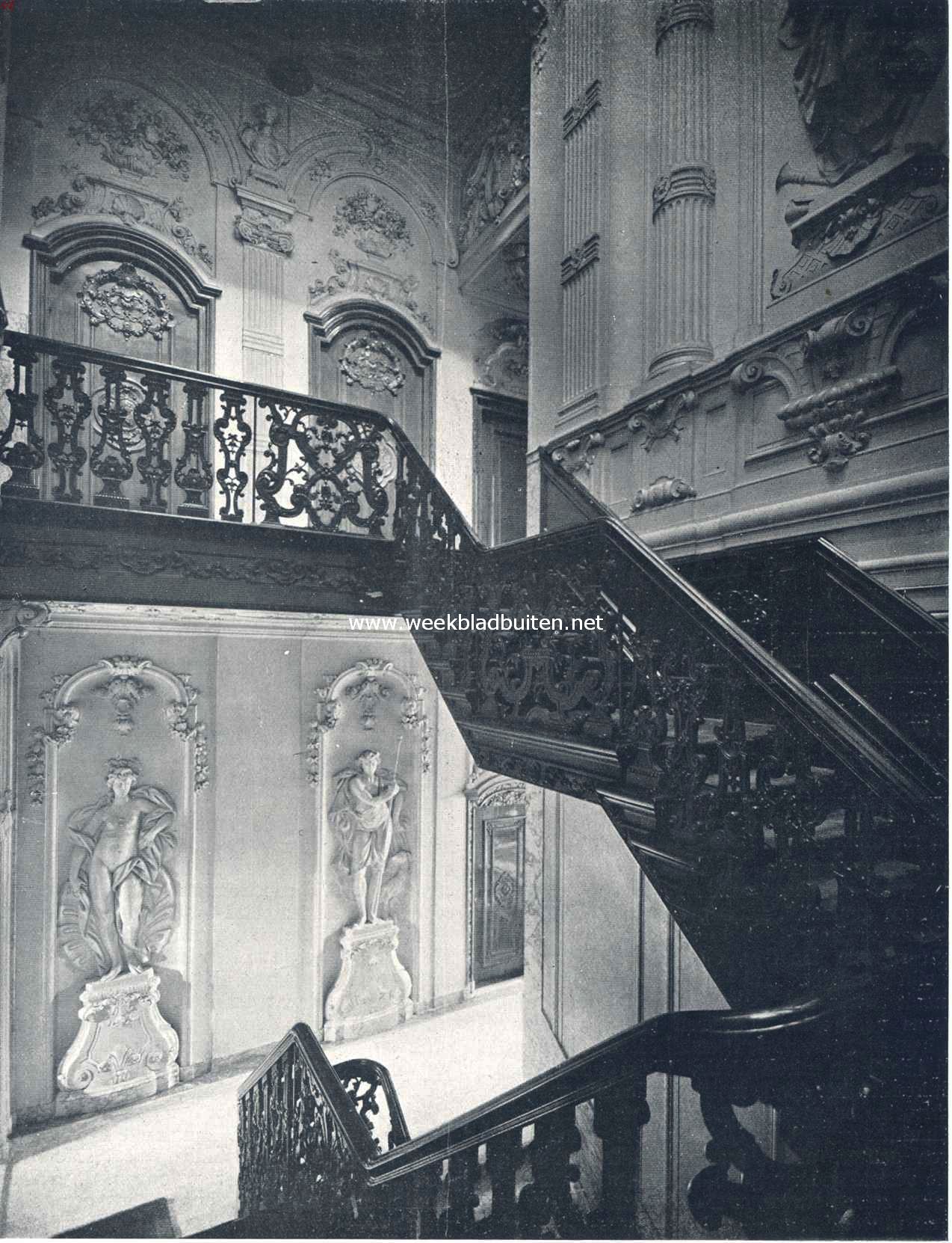 Amsterdamsche grachtpaleizen. De trap in het huis Heerengracht 475. In de benedengang de beelden van Venus en Diana