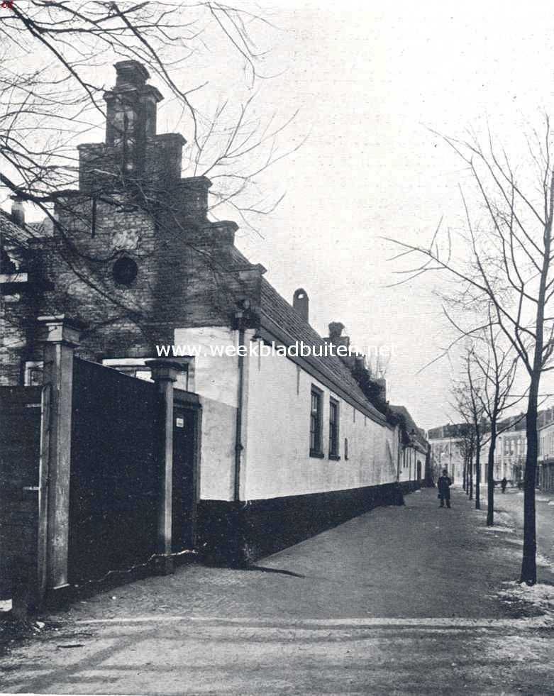 Het Stads-armen- en Ziekenhuis te Haarlem. Gevel aan den Schotersingel. Op den voorgrond de 