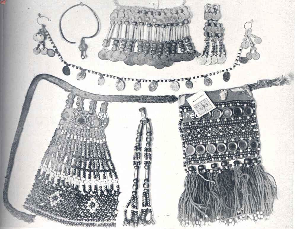 De Ostjaken en hunne priesters. De Ostjaken. Sieraden voor mannen en vrouwen.