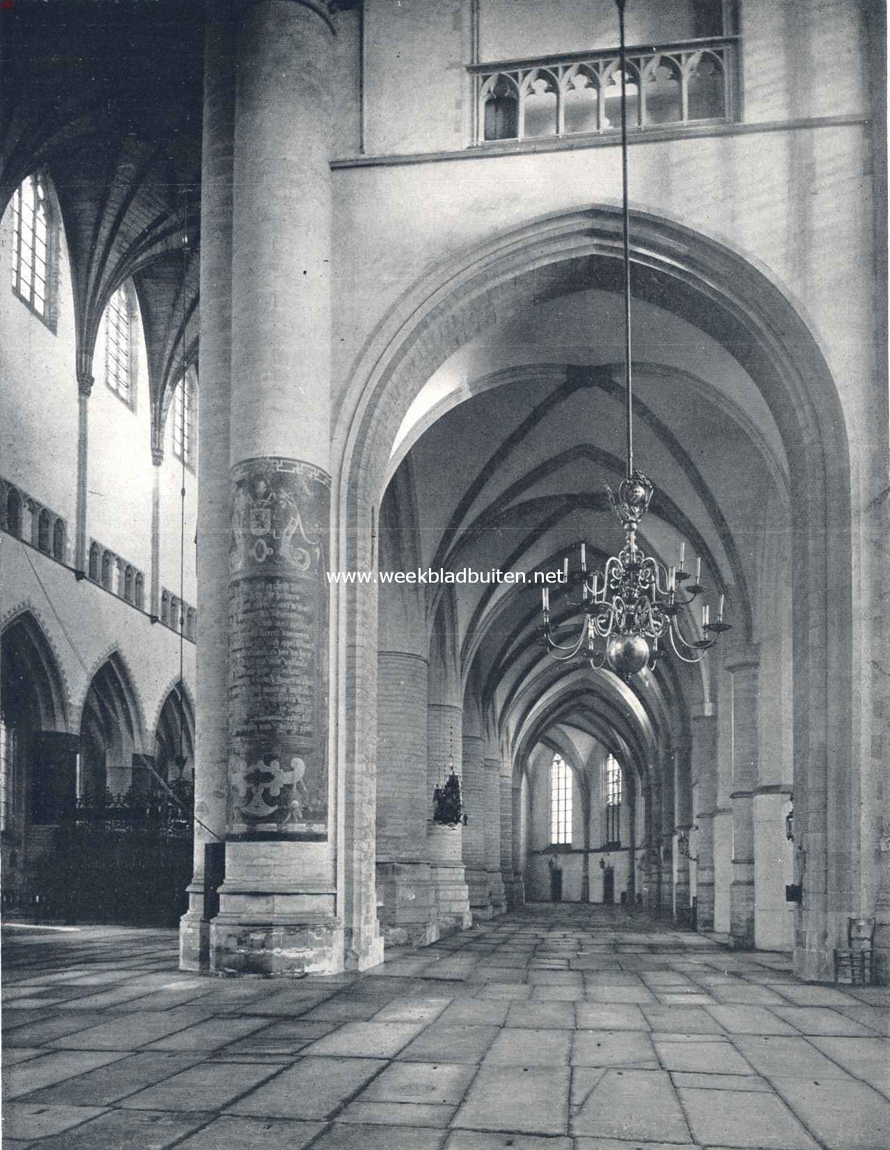 De oude Sint Bavokerk te Haarlem. Gezicht in den kooromgang