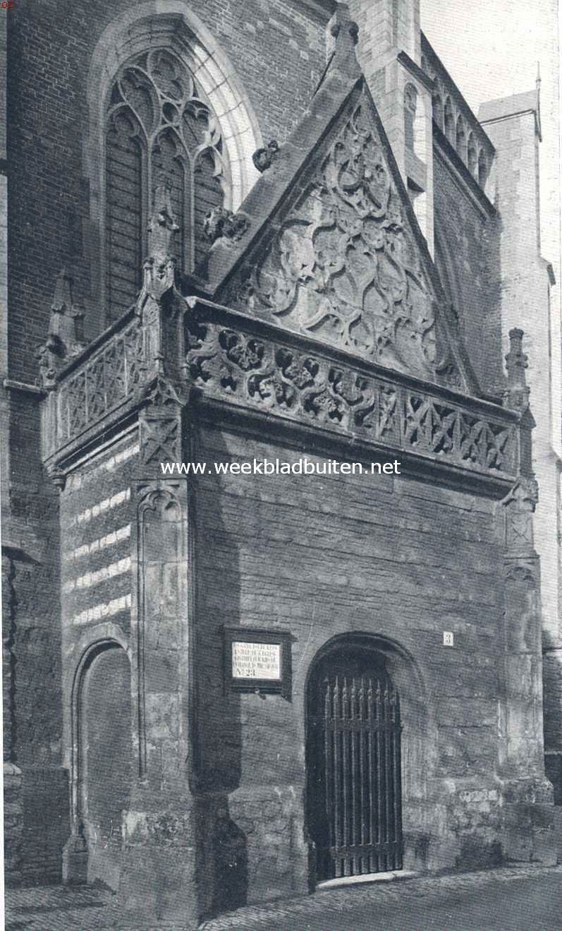 De oude Sint Bavokerk te Haarlem. Portaal tegen het koor der St. Bavokerk
