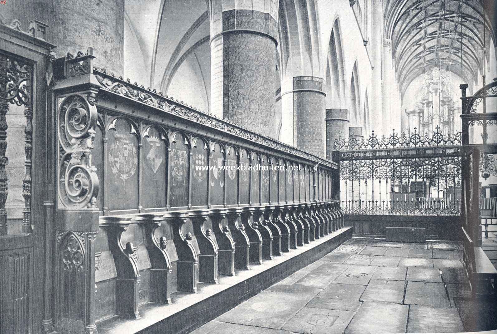 De oude Sint Bavokerk te Haarlem. Gezicht in het koor der St. Bavokerk. Links het koorgestoelte uit den aanvang der 16de eeuw