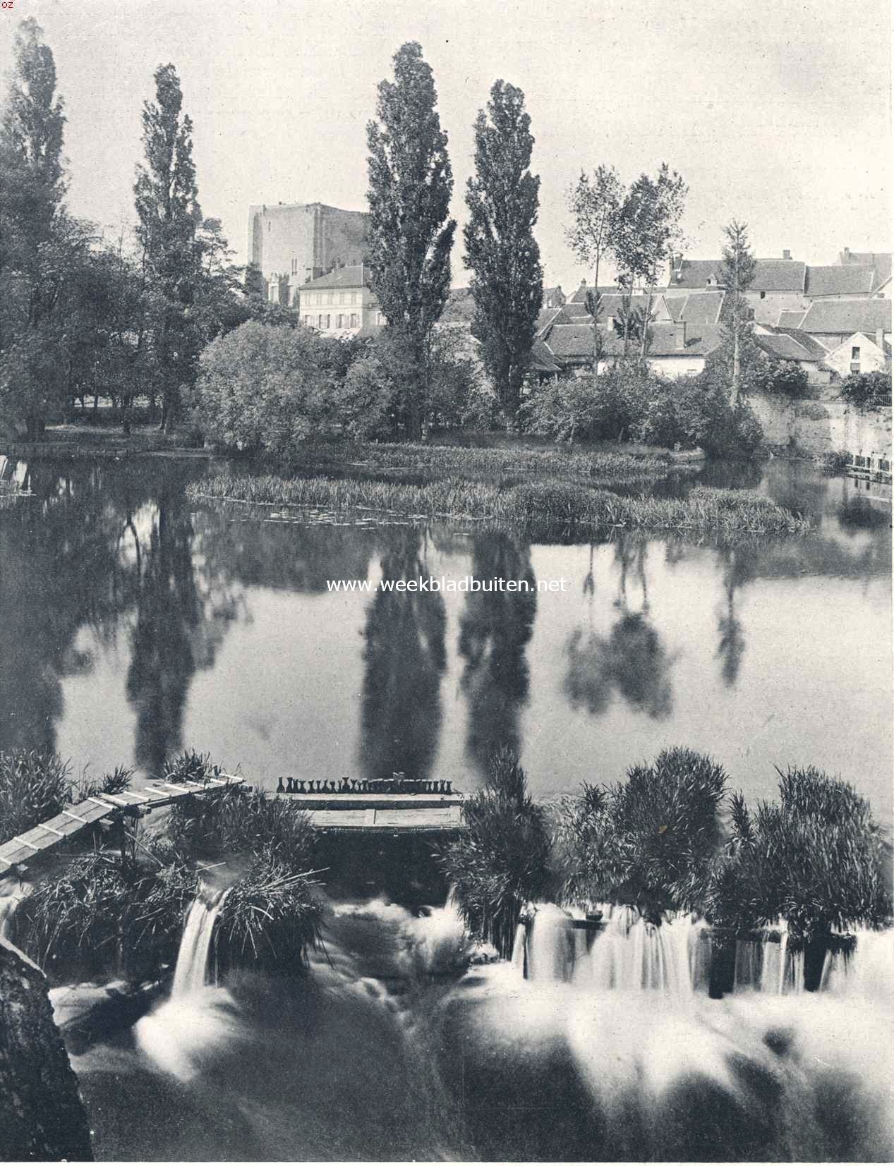 De Loing, een zijriviertje van de Seine, met gezicht op het oude stadje Moret bij Fontainebleau