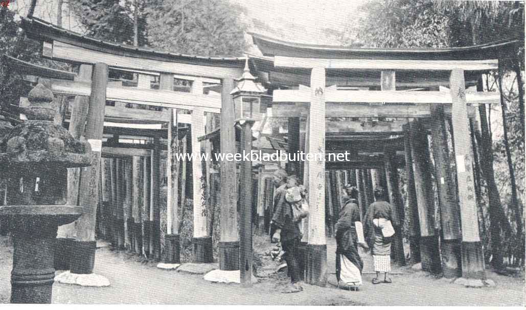 Japan. De ingang van een tempel te Kioto