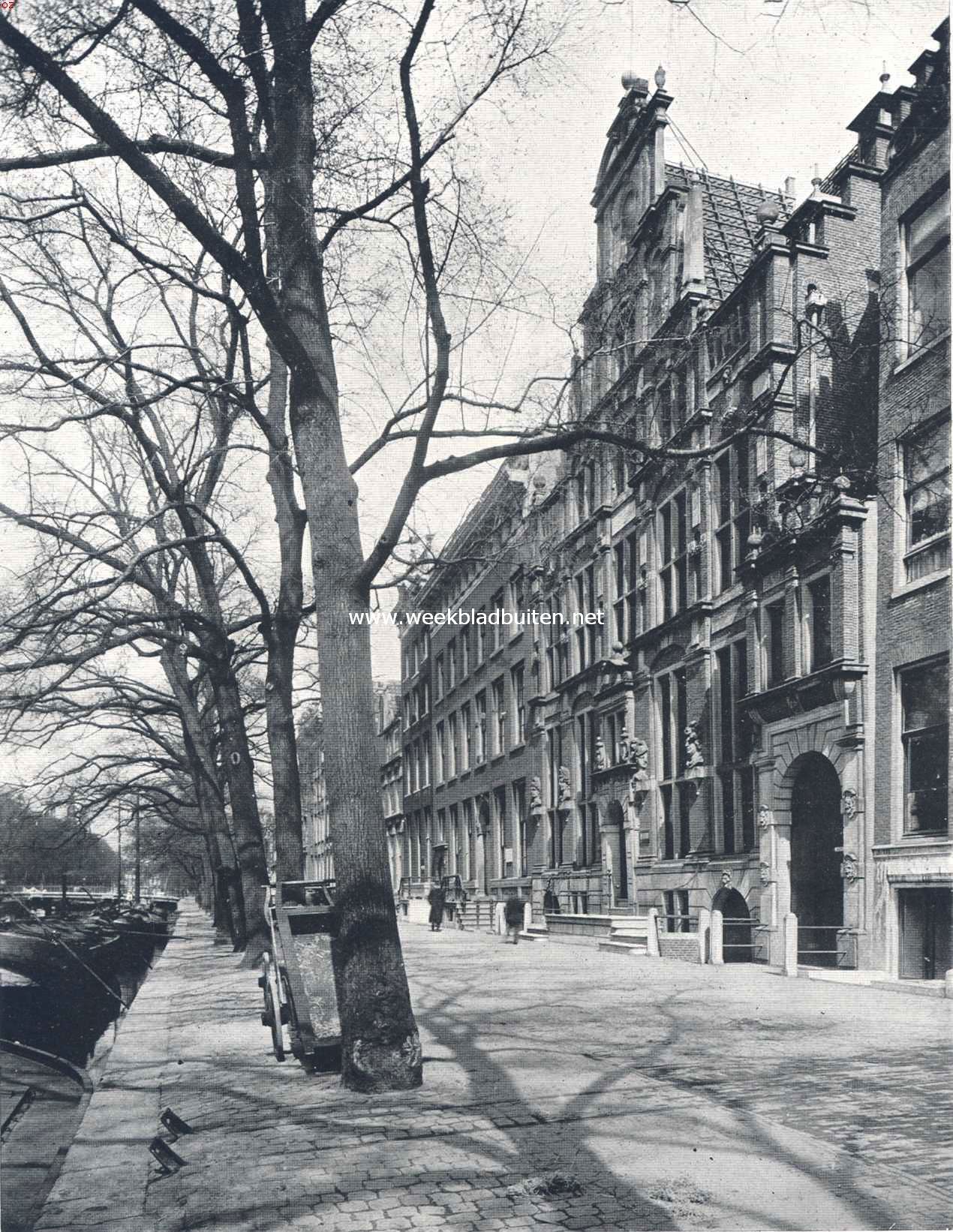 Aan de Keizersgracht te Amsterdam. Rechts het 