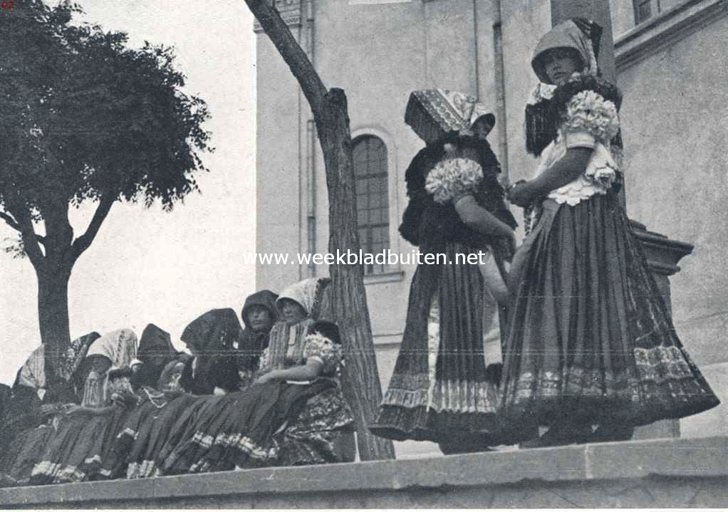 In Oost- en West-Hongarije. Matyo-vrouwen, wachtend voor de kerk