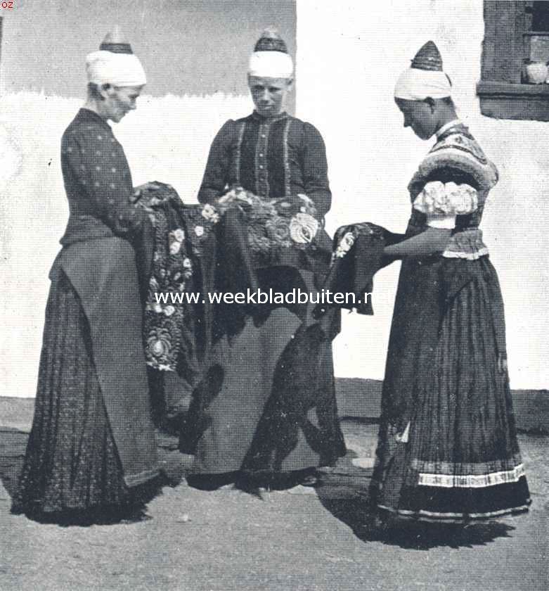 In Oost- en West-Hongarije. Vrouwen te Mezkvesd, met een rijk bewerkt kleedingstuk