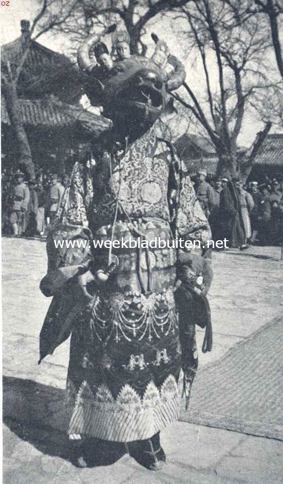 Een tempelfeest in China. Lama-priester te Peking in fantastische costuum