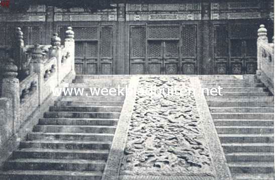 Een tempelfeest in China. Drakenversieringen op de trap van een tempel te Peking