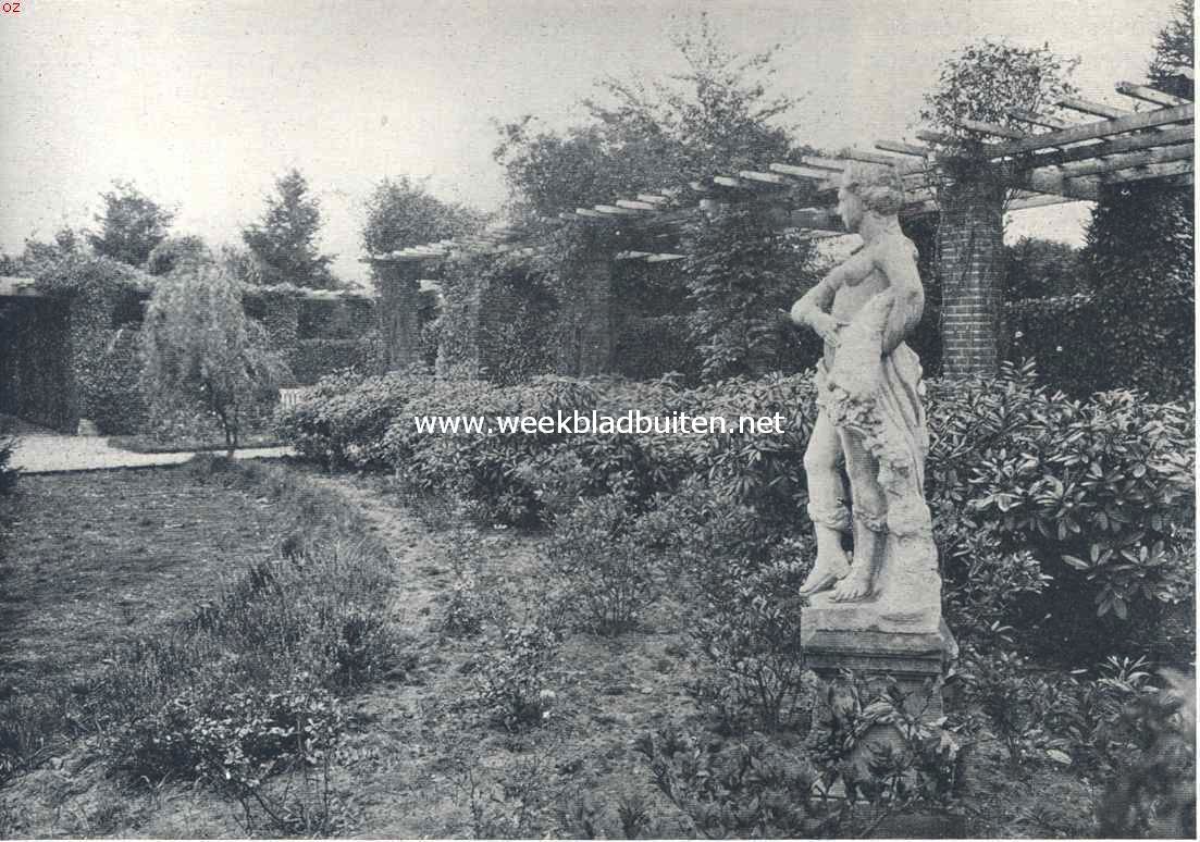 Het moderne landhuis. Pergola met florabeeld