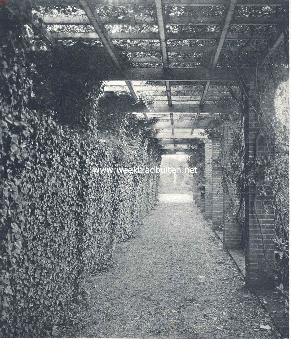 Het moderne landhuis. Doorkijkje in de pergola