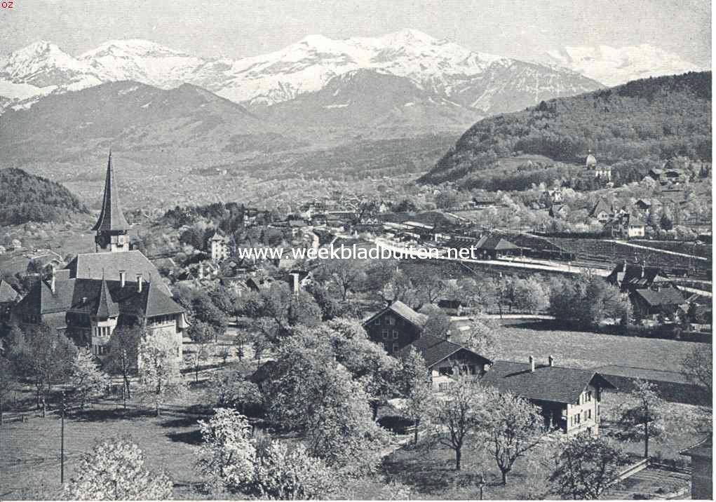 Spiez. Links het kerkje, rechts het station, op den achtergrond de Alpen