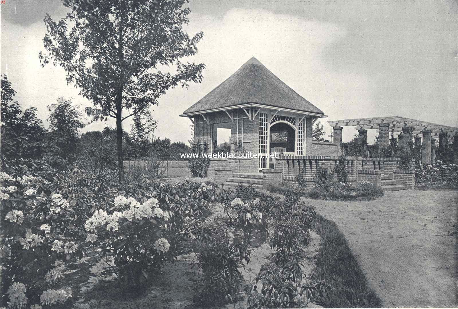 Het moderne landhuis. Tuinhuisje aan het einde van de pergola