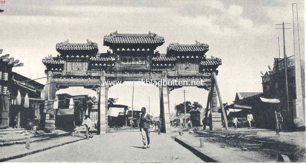 Chineesche eerepoorten. Chineesche eerepoort met houten steunpilaren
