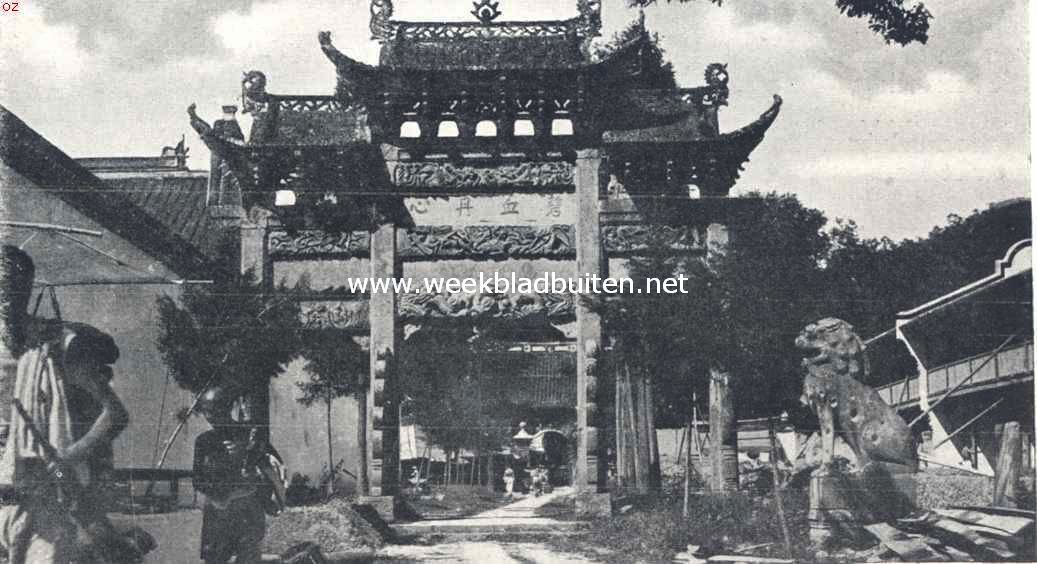 Chineesche eerepoorten. Chineesche eerepoort, geheel van graniet gebouwd