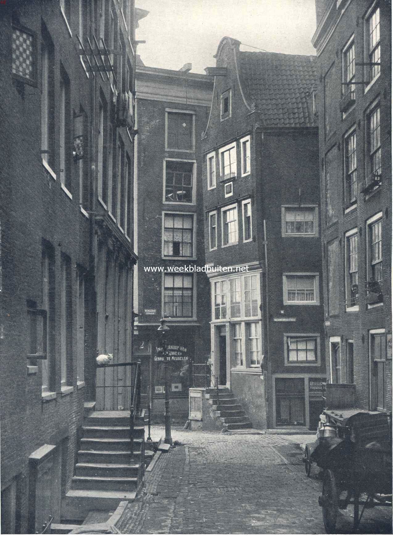Kijkje in de St. Olofsteeg te Amsterdam. Het huisje in het midden der afbeelding is aangekocht door de vereeniging Hendrick de Keyser