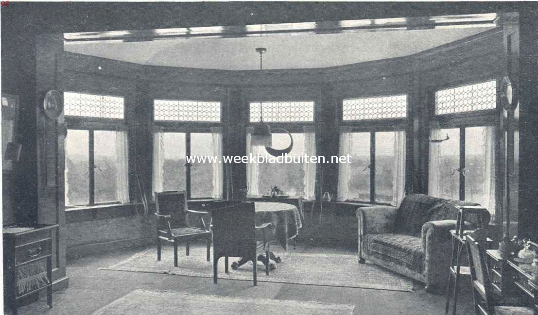 Het moderne landhuis. Uitzichtramen der eerste verdieping