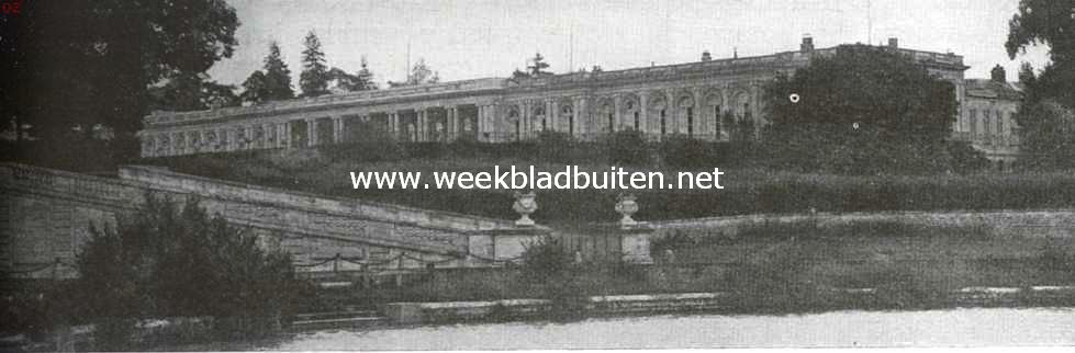 Paleizen en kasteelen om Parijs. Versailles. Grand Trianon, gezien uit het park