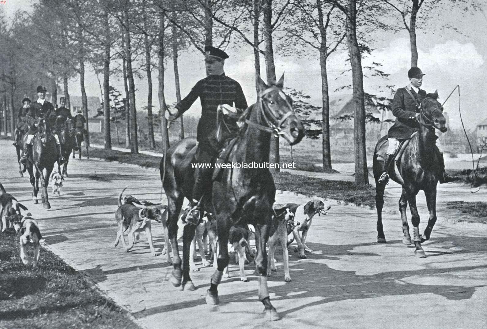 De Koninkl. Nederlandsche Jachtvereeniging en het jachtrijden achter de honden. Naar de meet. Achter de meute rijdt de vorige jagersmeester jhr. S.M.S.A.A. de Marees van Swinderen