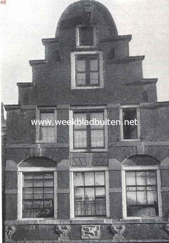 Amsterdamsche trapgevels. Bovengedeelte van een gevel aan de Spuistraat te Amsterdam