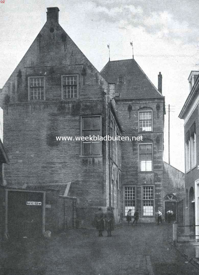 Het door brand geteisterde v.m. Tolhuis te Gorinchem, omstreeks 1600 gebouwd ter plaatse van het in het einde der 16de eeuw afgebroken aanzienlijke kasteel der heeren van Arkel. In de gewelfde kelders de gevangenis der 