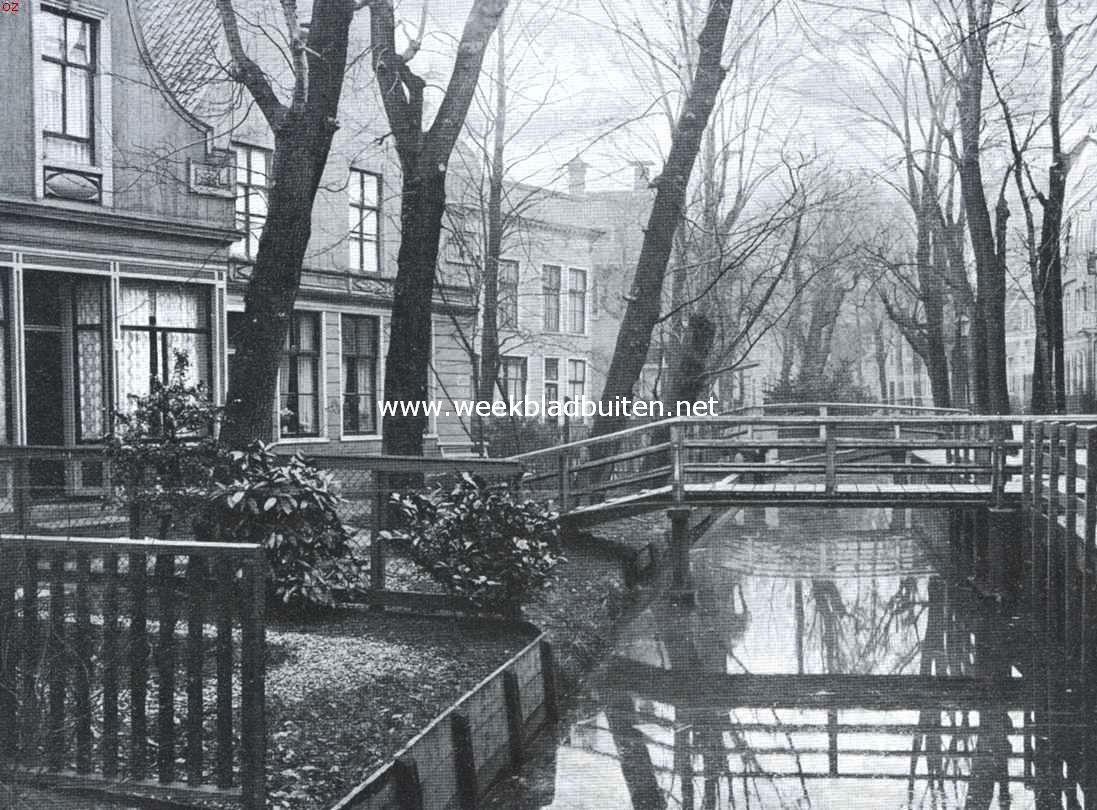 De groote Moloch. De schilderachtige bruggetjes aan den lagen dijk te Zaandijk, die niet lang meer in het water zullen weerspiegelen