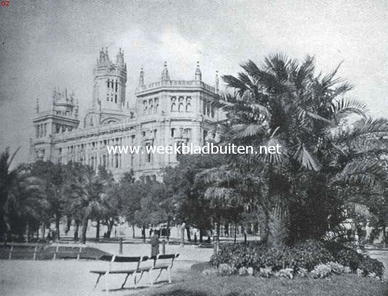 Iets over Spanje en Spaansche steden. Gezicht op het postkantoor te Madrid